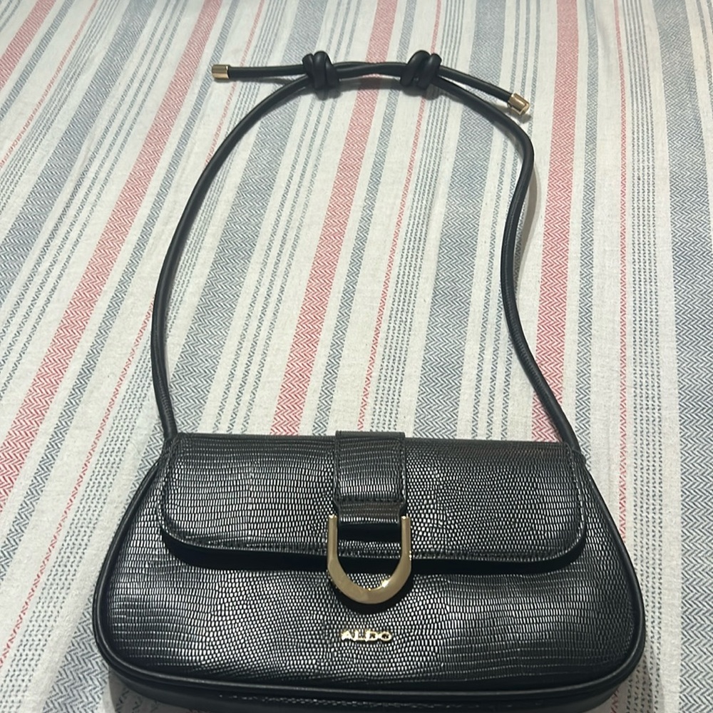 Beautiful Purse Color Black.